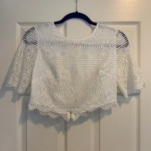 NWOT 🦢✨🫶 White lace Bebe crop shirt with zip up back